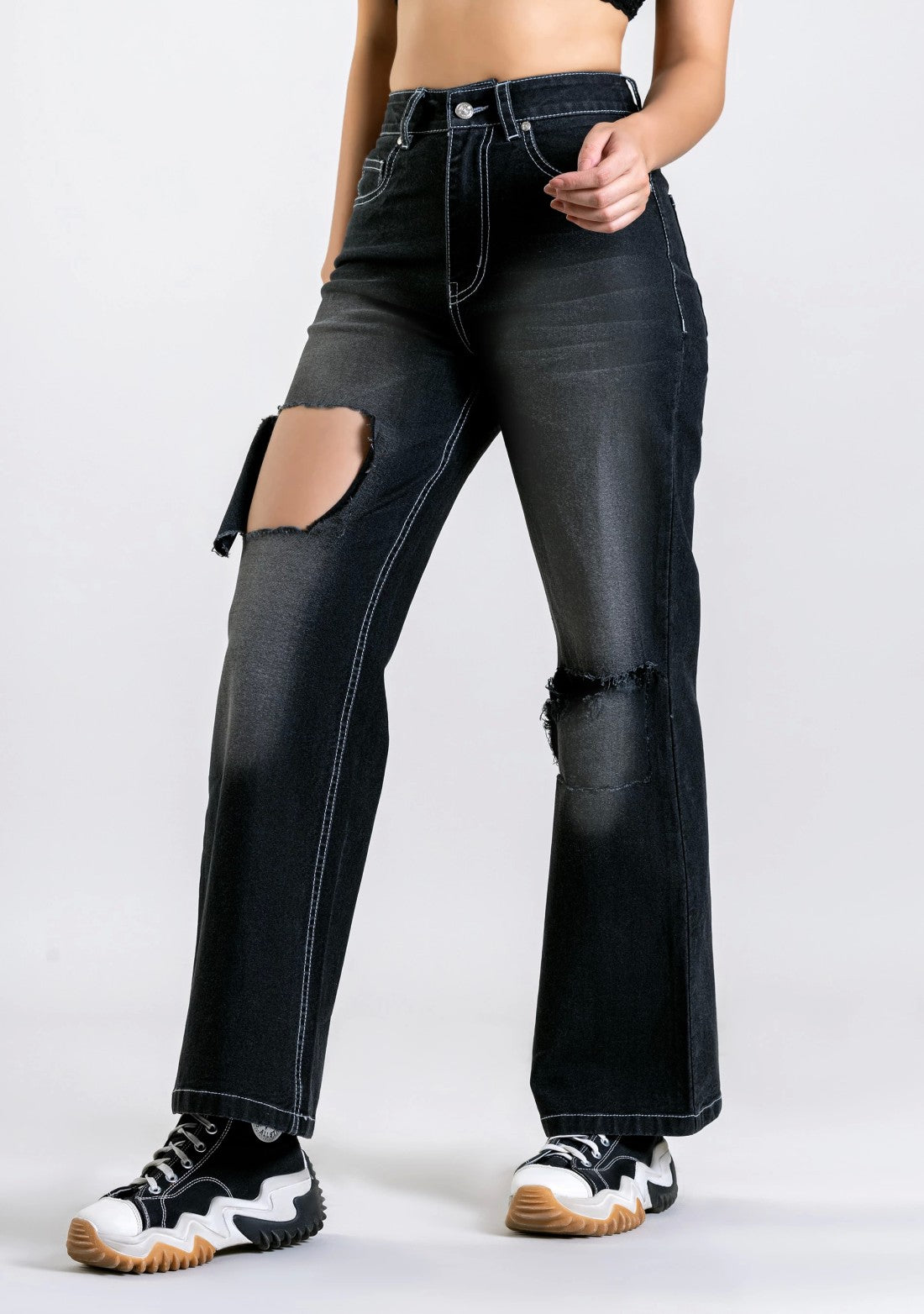 Fashionable Women’s Black Wide-Leg Jeans with Distressed Finish and High Waist