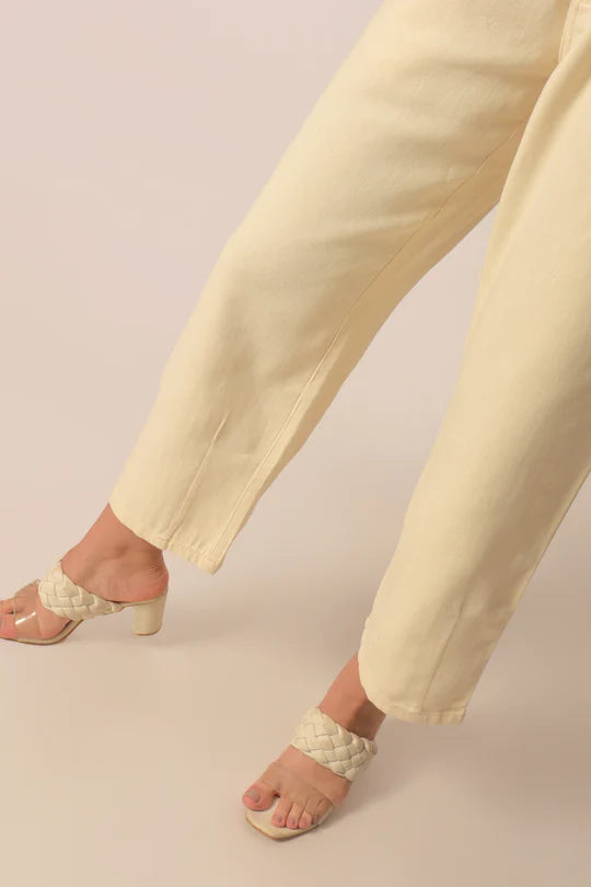 Versatile Women’s High-Waist Pleated Denim Pants for Trendy and Comfortable Style