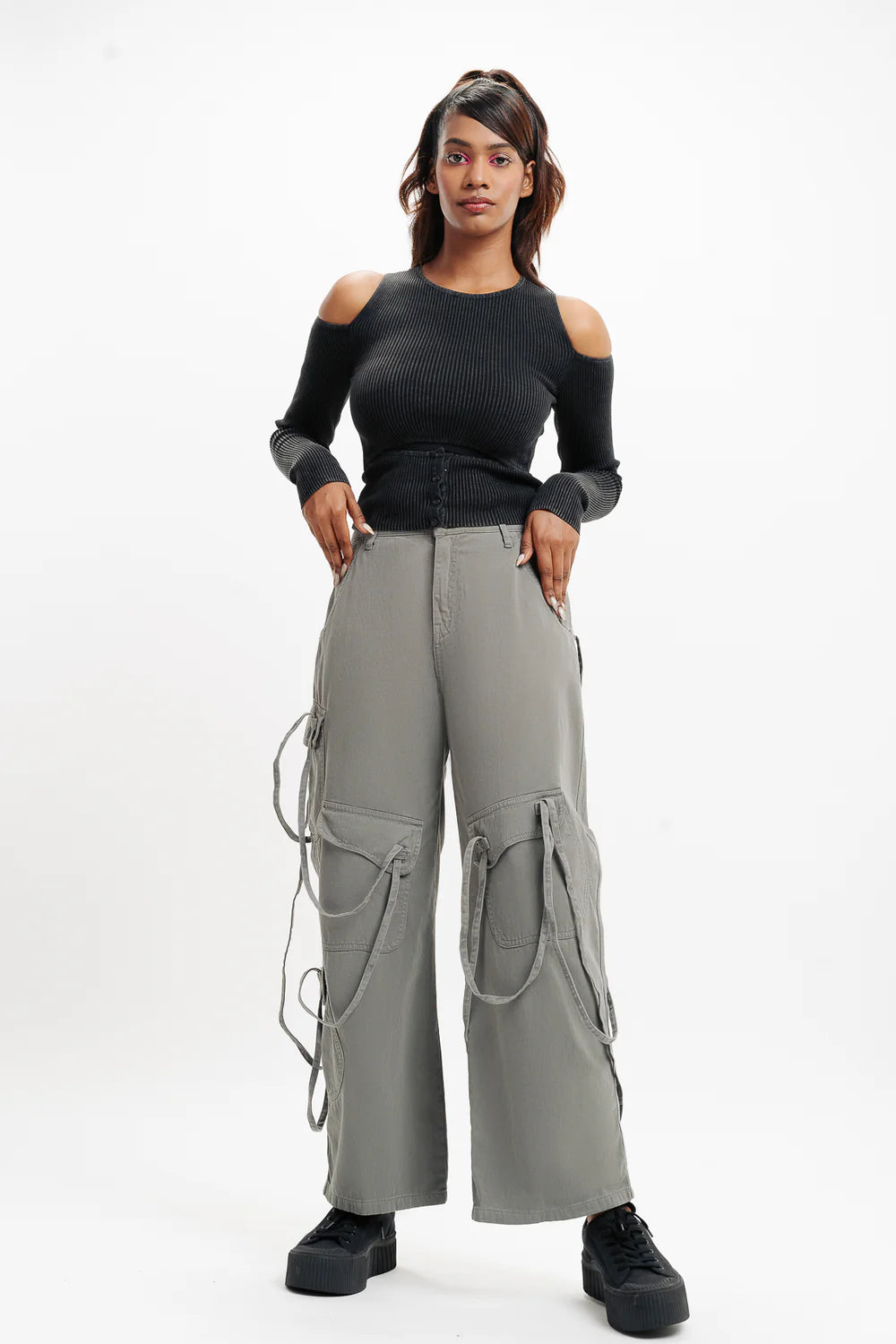Relaxed Fit Women’s Grey Cargo Pants with Multiple Pockets for Storage
