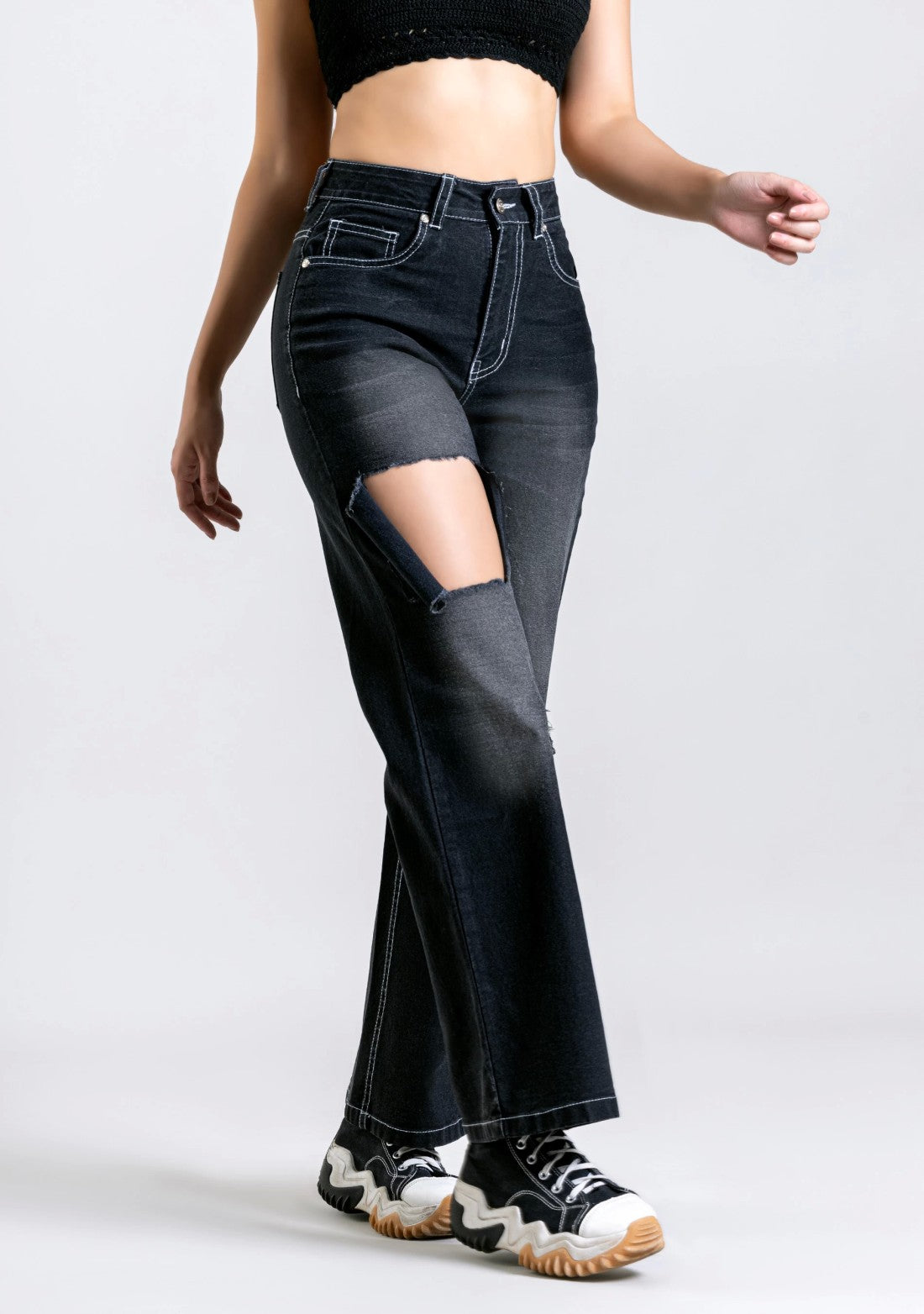 Fashionable Women’s Black Wide-Leg Jeans with Distressed Finish and High Waist