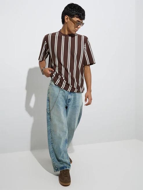 Modern Men’s Barrel-Fit Light Blue Washed Jeans Combining Durable Fabric and Comfortable Mid-Rise Fit
