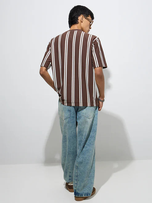 Modern Men’s Barrel-Fit Light Blue Washed Jeans Combining Durable Fabric and Comfortable Mid-Rise Fit