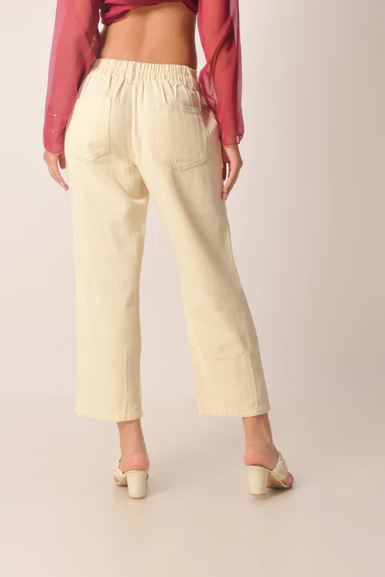 Versatile Women’s High-Waist Pleated Denim Pants for Trendy and Comfortable Style