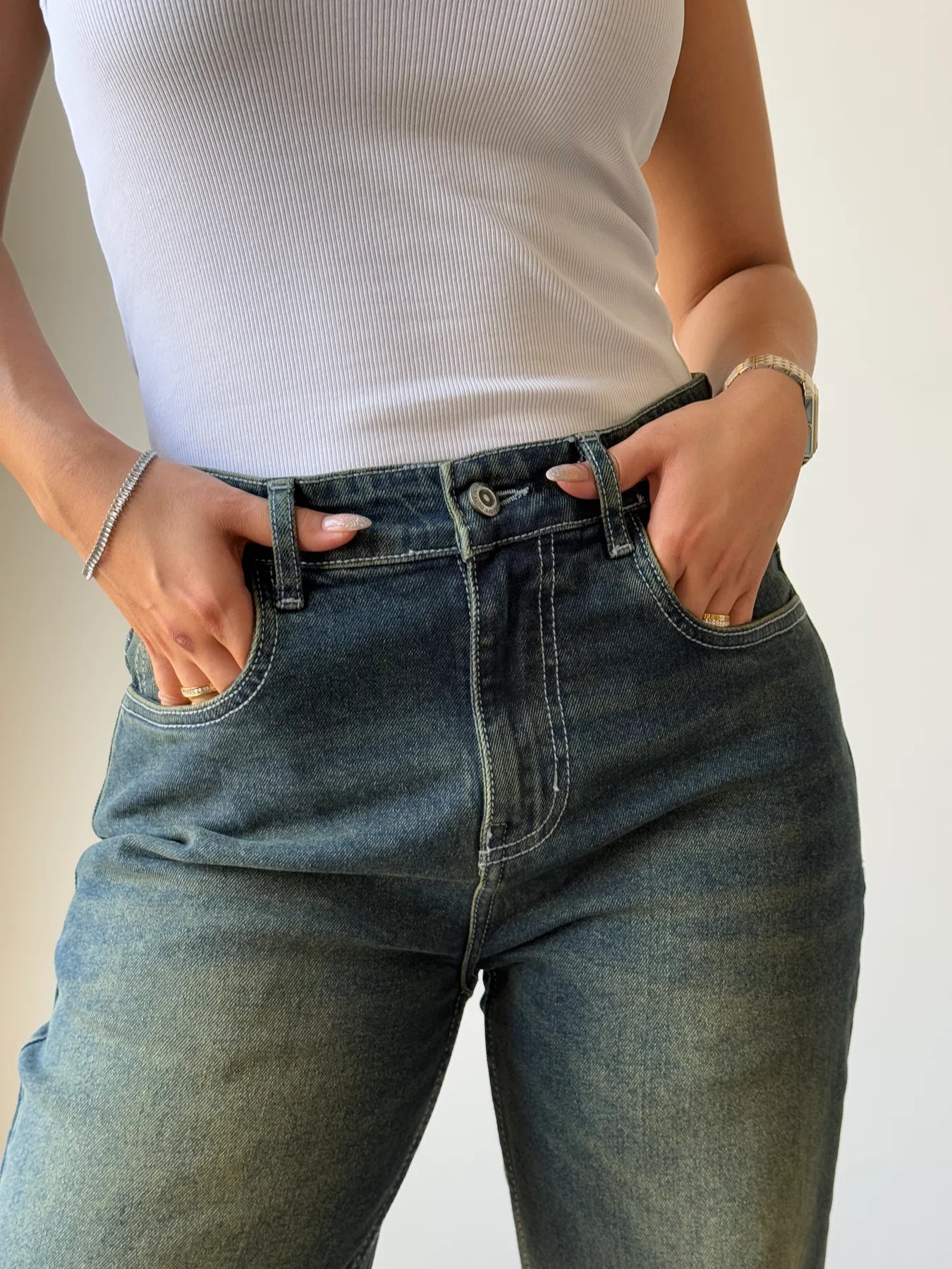 Fashionable Vintage Look Dirty Wash Jeans for Women