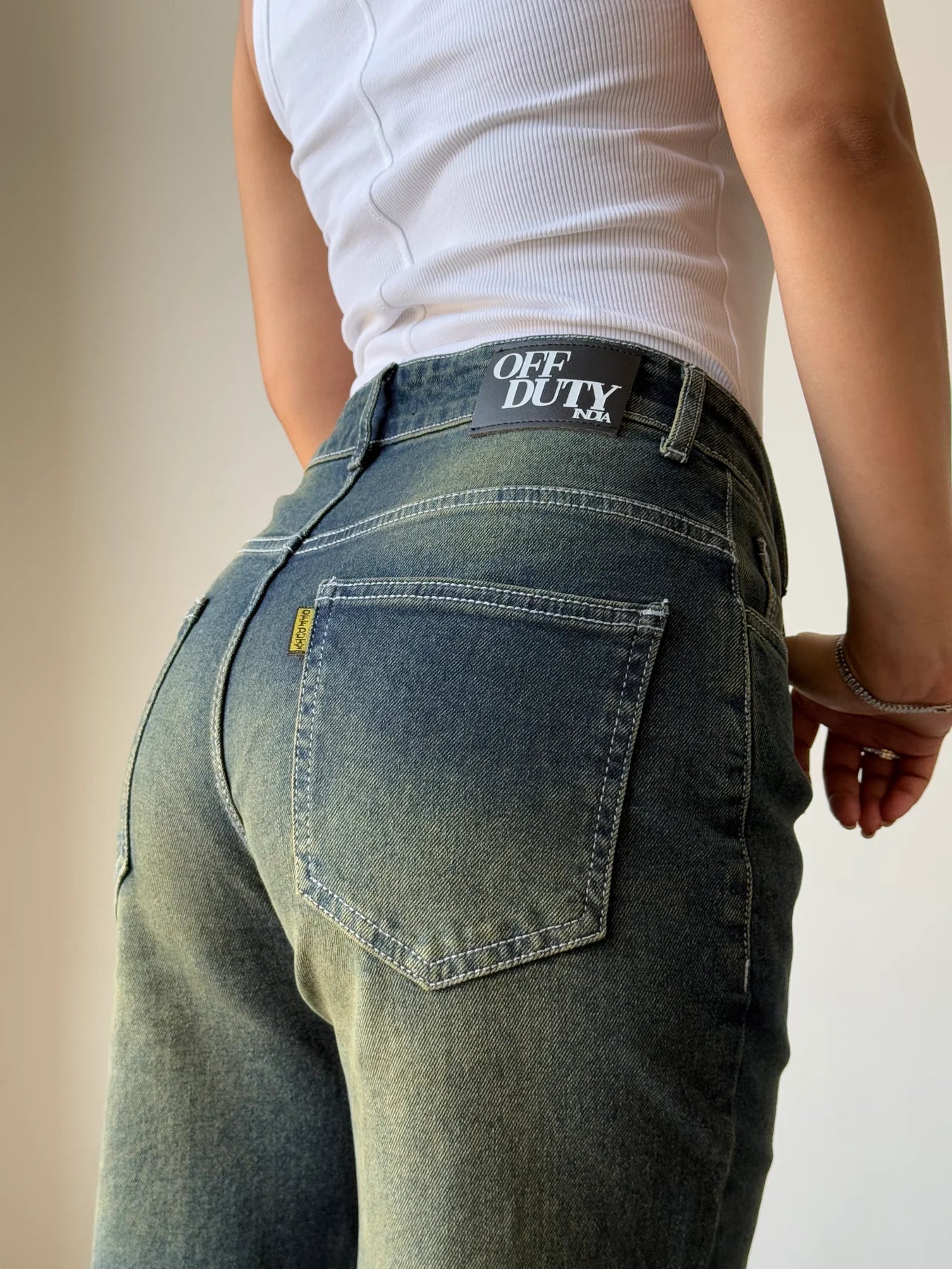 Fashionable Vintage Look Dirty Wash Jeans for Women